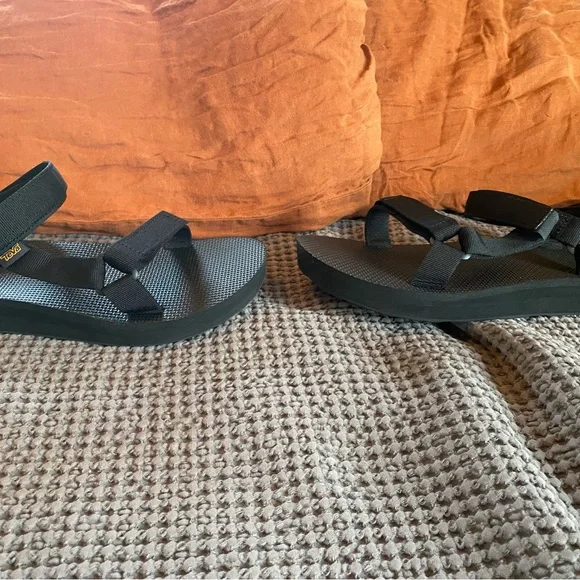 Teva midform black women’s sandals. Size 10 women. - Picture 2 of 4